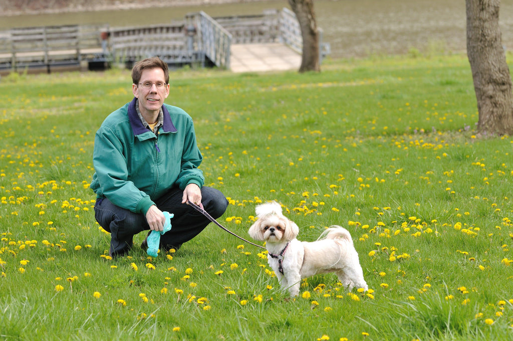 Using a Biodegradeable Poop Bag and How To Choose The Right One